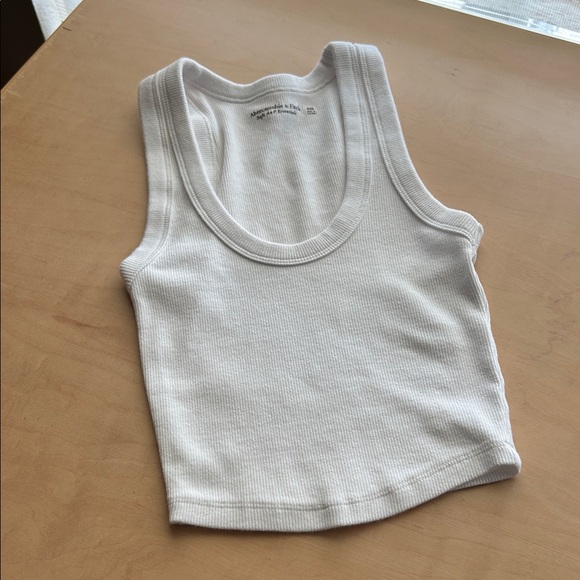 Abercrombie & Fitch Tops - Women’s cropped top